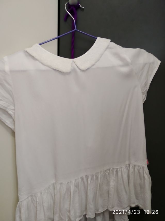 camiseta blanca cuello lentejelas