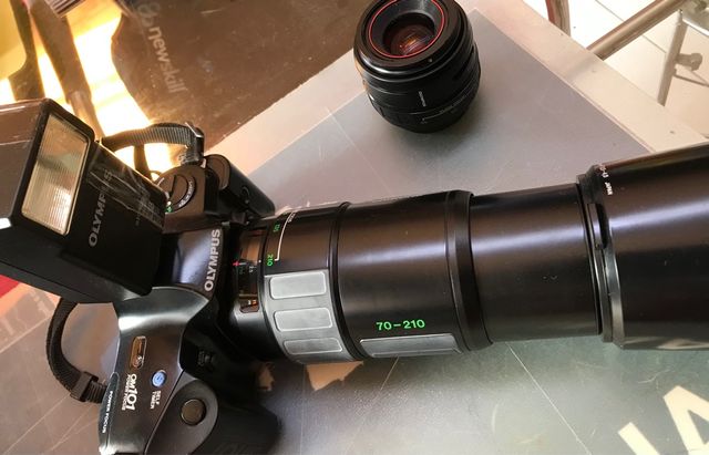 Fotocamera e foto, obiettivo 70-210 e flash
