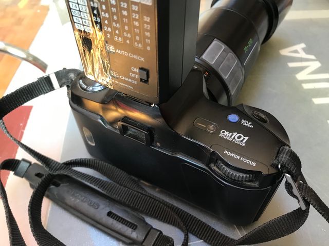 Fotocamera e foto, obiettivo 70-210 e flash