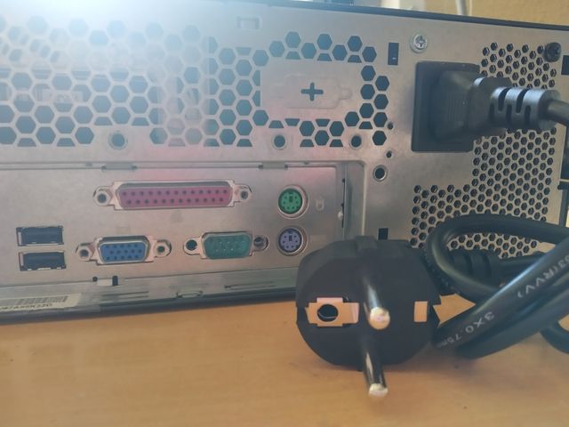 Ordenador de escritorio marca Lenovo.