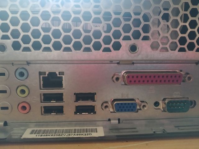 Ordenador de escritorio marca Lenovo.