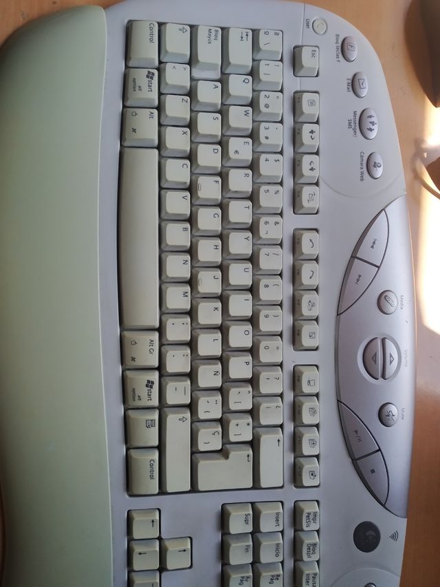 Ordenador de escritorio marca Lenovo.