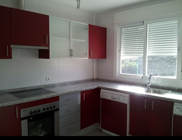 Cocina burdeos de segunda mano por 1.080 € en Fuengirola en WALLAPOP