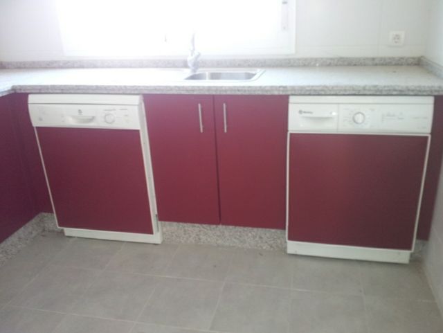 Cocina burdeos de segunda mano por 1.080 € en Fuengirola en WALLAPOP