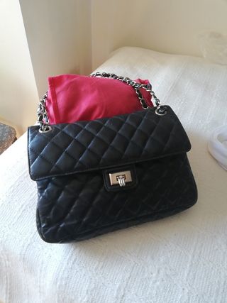Bolso negro estilo Chanel de piel de segunda mano por 15 EUR en Palma de  Mallorca en WALLAPOP