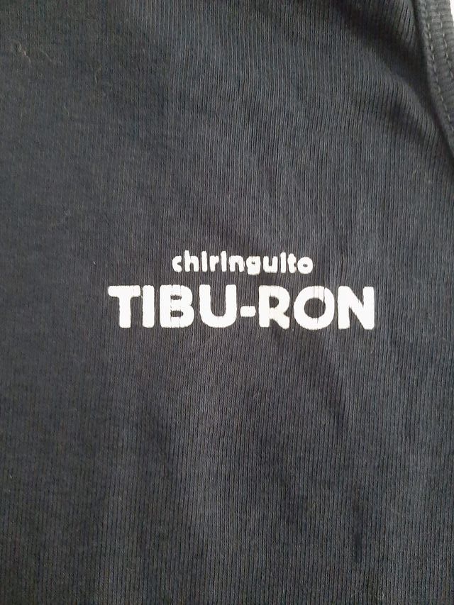 Camiseta negra sin mangas