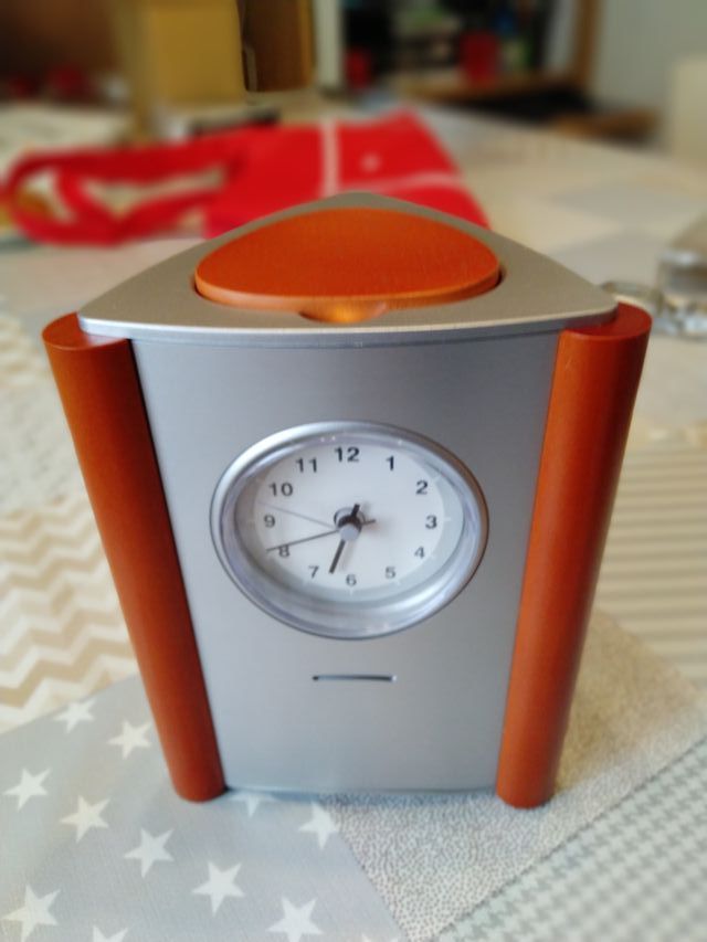 Relógio, termômetro e barômetro.