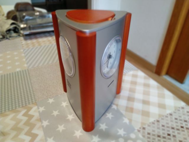 Relógio, termômetro e barômetro.