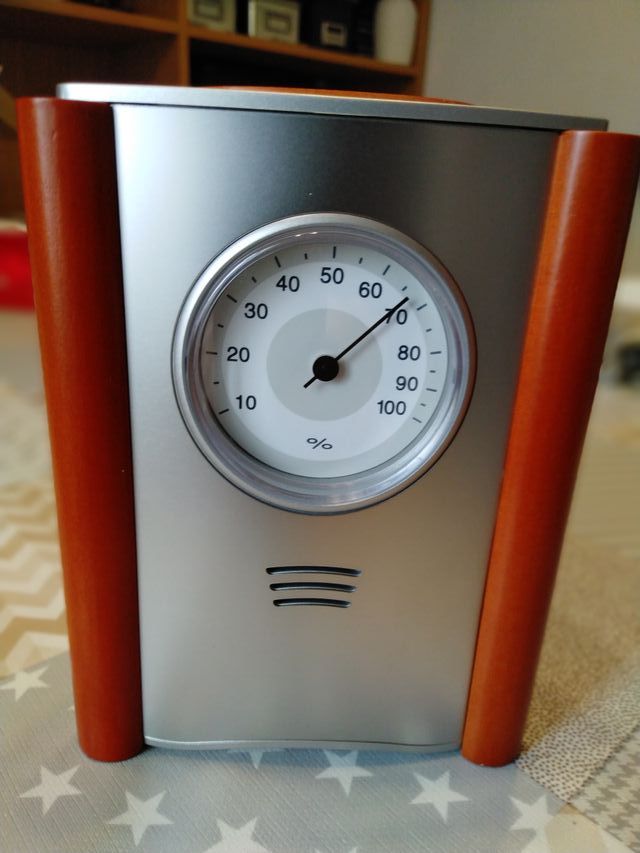 Relógio, termômetro e barômetro.