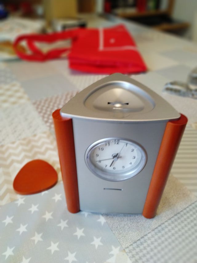 Relógio, termômetro e barômetro.