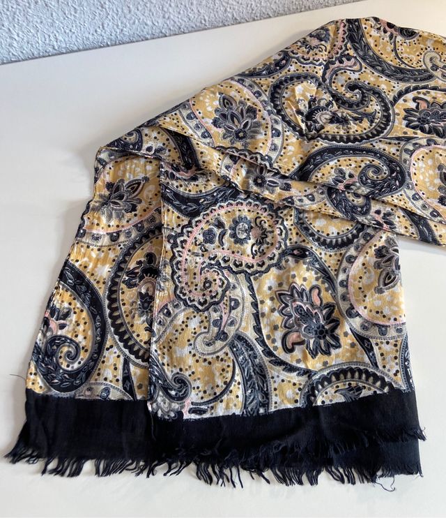 Pañuelo estampado multicolor con flecos