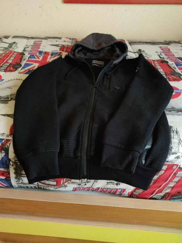 chaqueta negra de Entretiempo.Con tres bolsillos.