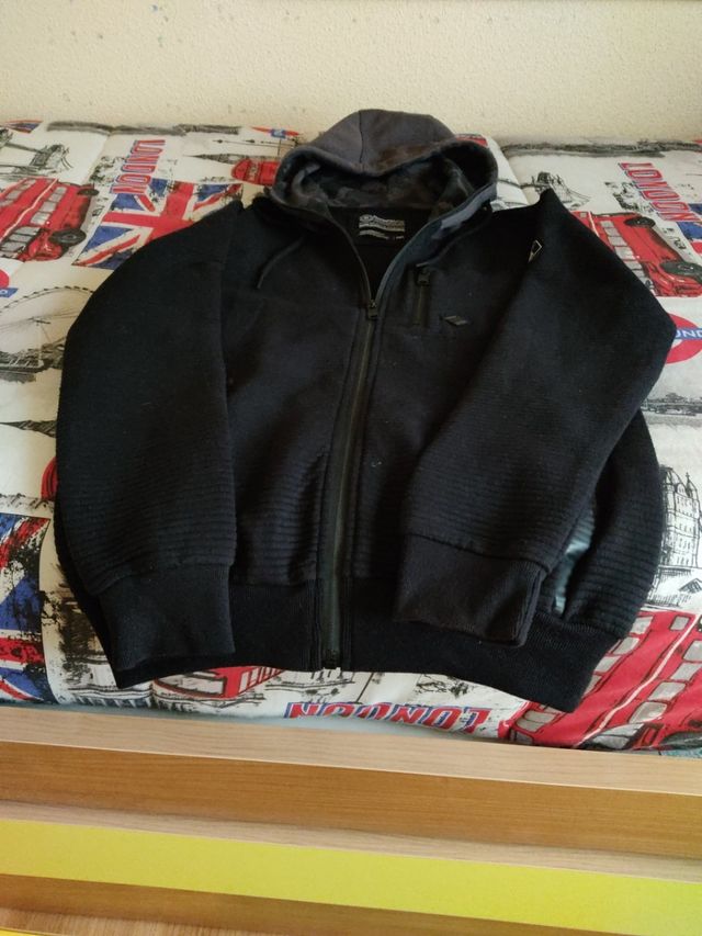 chaqueta negra de Entretiempo.Con tres bolsillos.