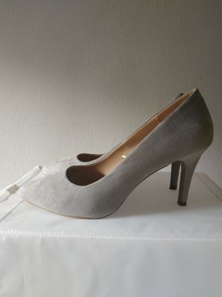Zapatos de tacón Lefties de segunda mano por 5 EUR en Mieres del Camino en  WALLAPOP