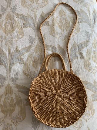 Bolso paja Stradivarius de segunda mano por 15 EUR en Valladolid en WALLAPOP