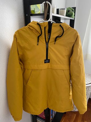 pull and bear chubasquero amarillo,Aktez Yapı