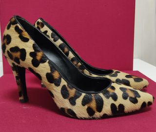 Zapato salón animal print de segunda mano por 25 EUR en Getxo en WALLAPOP