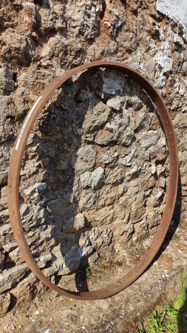 Llanta de rueda de carro.