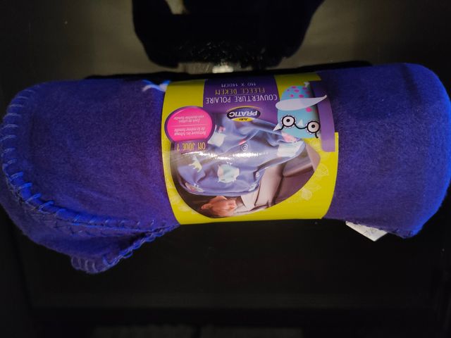 manta polar morada con dibujo de buho