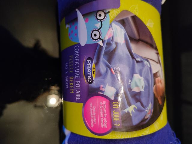 manta polar morada con dibujo de buho