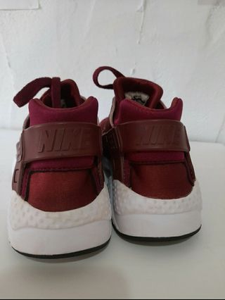 Nike Huarache granates de segunda mano por 30 EUR en Lorca en WALLAPOP
