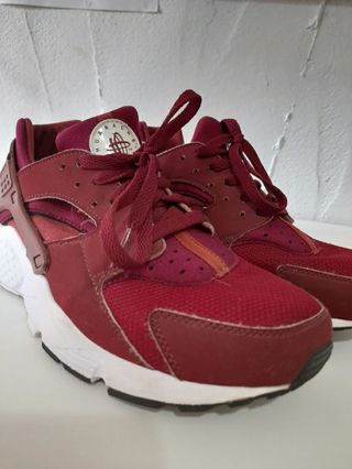 Nike Huarache granates de segunda mano por 30 EUR en Lorca en WALLAPOP