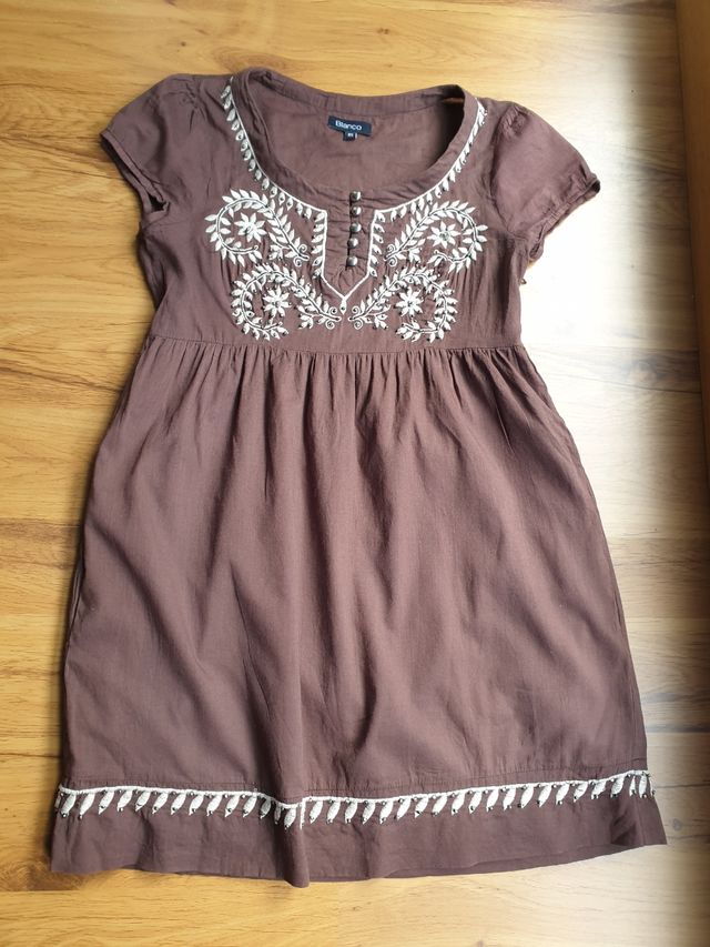 Vestido marron con flores beige