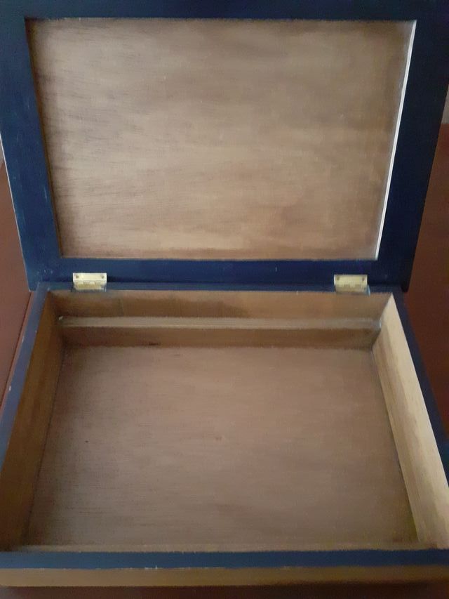 Caja de madera pintada