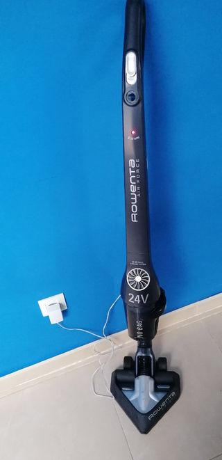 Aspirador sin cable Rowenta Airforce 24v de segunda mano por 22 EUR en  Montagut en WALLAPOP