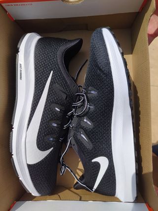 Zapatillas Nike negras running T. 44 de segunda mano por 45 EUR en Barxeta  en WALLAPOP