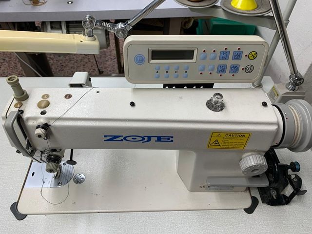Maquina de coser marca ZOJE
