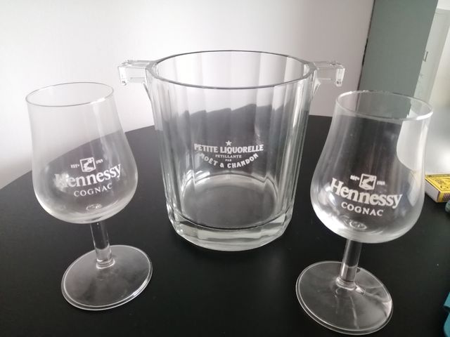 cubitera y 2 copas licores