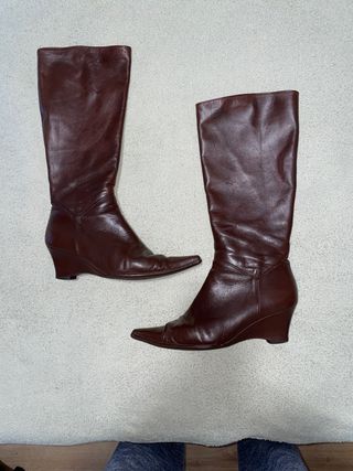 Botas de piel con cuña de segunda mano por 10 EUR en Málaga en WALLAPOP