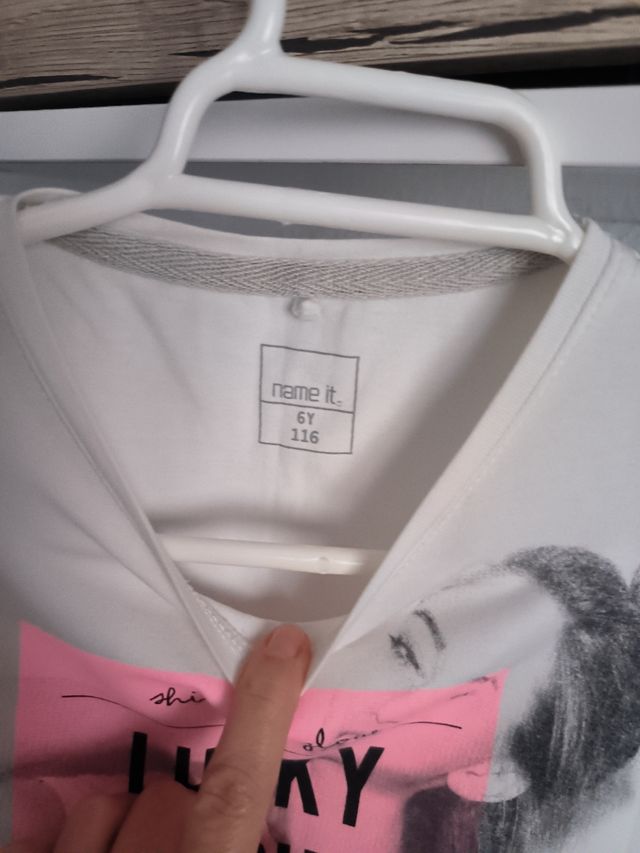 Conjunto de falda y camiseta.