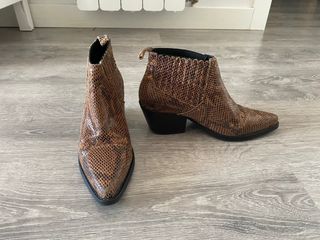 Botines Mango serpiente de segunda mano en WALLAPOP