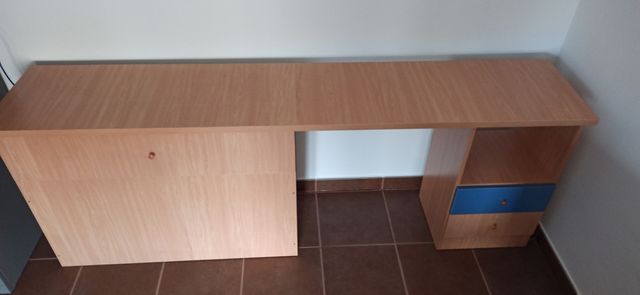 cabecero de cama/mesa de estudio y cajonera.