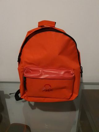 Mochila benetton roja de segunda mano por 14 EUR en Sevilla en WALLAPOP