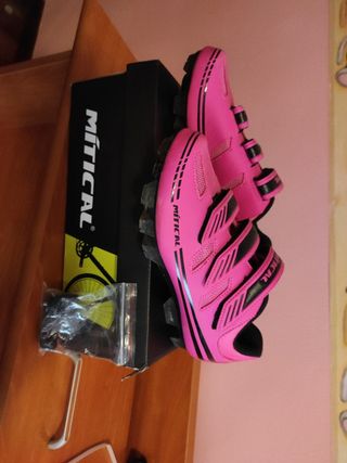 Zapatillas ciclismo mujer rosas de segunda mano por 28 EUR en El Villar en  WALLAPOP