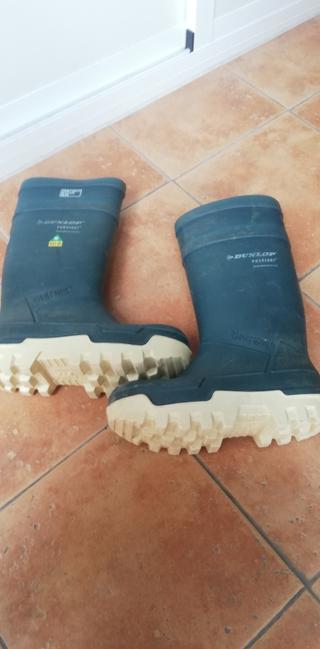Botas Dunlop n\\/42 de segunda mano por 50 EUR en Numancia de la Sagra en  WALLAPOP