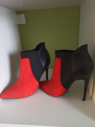 Botines negros y rojos de segunda mano por 35 EUR en Alcorcón en WALLAPOP