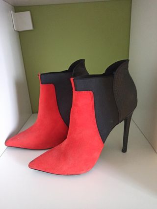 Botines negros y rojos de segunda mano por 35 EUR en Alcorcón en WALLAPOP