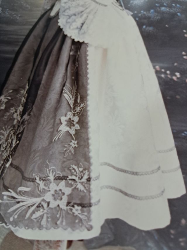 traje entero de fallera de niña.