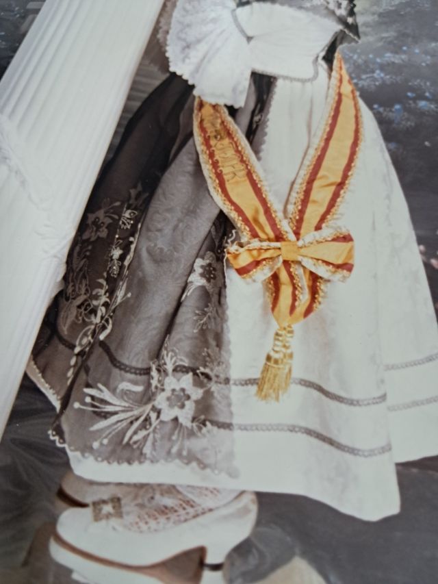 traje entero de fallera de niña.