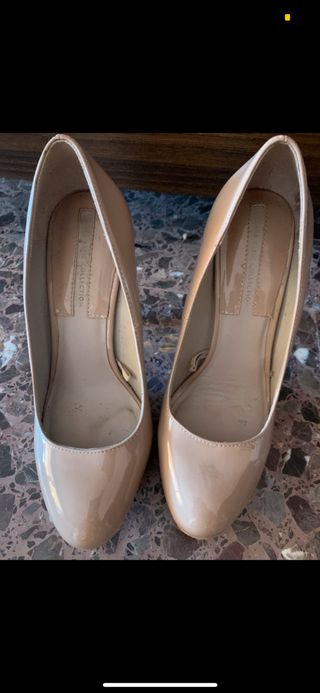 Zapatos color nude Zara de segunda mano por 5 EUR en Badalona en WALLAPOP