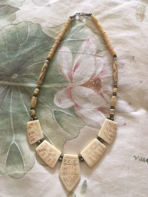 Collar de hueso tribal