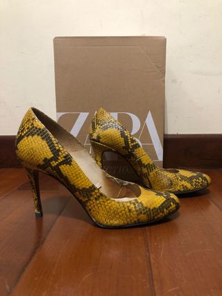 Salón serpiente mostaza\\/amarillo tacón 10cm de segunda mano por 13 EUR en  Valencia en WALLAPOP