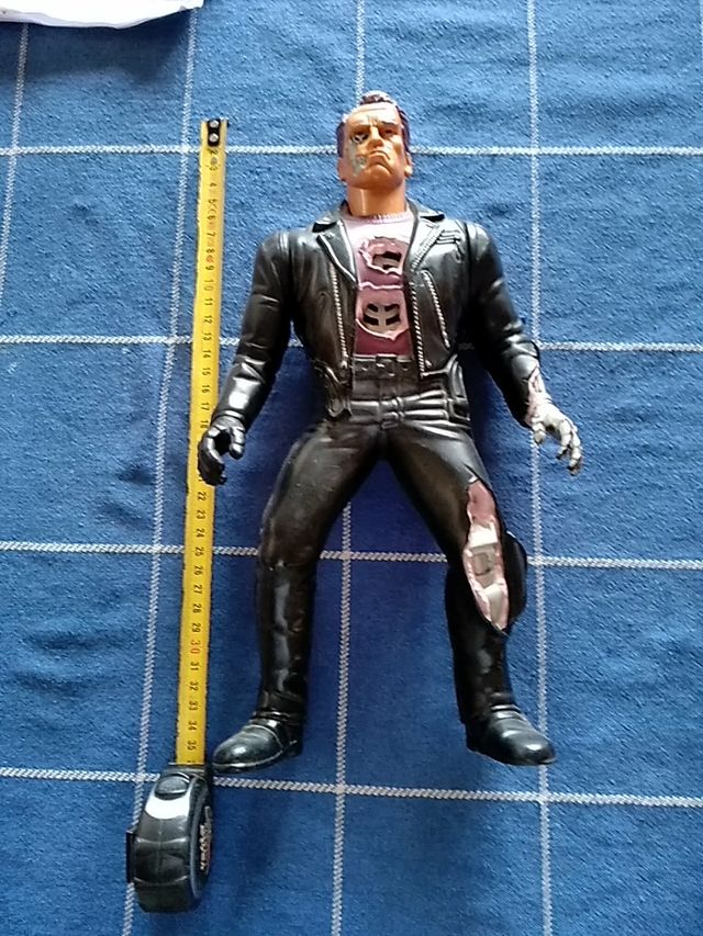 Schwarzenegger 35 centímetros