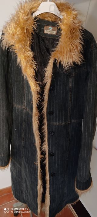 Abrigo Chaqueta vaquero con pelo de segunda mano por 12 EUR en Valmojado en  WALLAPOP