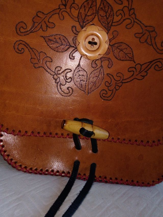 Bolso cuero pirograbado