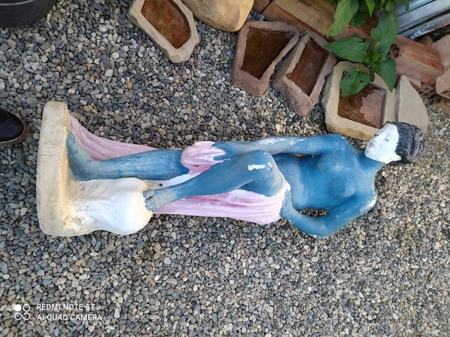 escultura creo de piedra pesa mucho